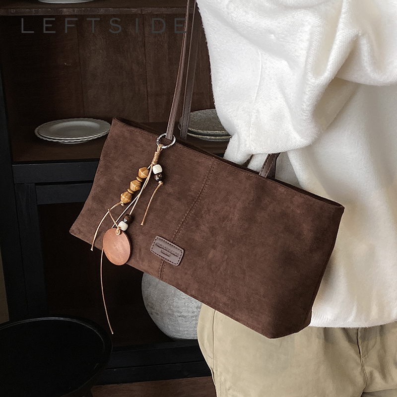 Luxury Bags Tote - กระเป๋าสะพายไหล่หนังกลับสไตล์เรโทร LEFTSIDE พร้อมจี้ลูกปัดไม้ รุ่นใหม่ปี 2026 กระเป๋าถือแฟชั่นหรูหราสีพื้นสำหรับผู้หญิง